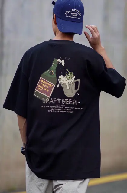 包邮 【260g重磅纯棉】The North Face 北面 tnf 涂鸦啤酒🍻 美式复古 设计感 趣味休闲宽松 街头短袖T恤 男女同款 情侣款 面料工艺: 1.260g重磅纯棉,100%棉,恰到好处的克重,上身有型不显轻飘,也不厚重不压身. 2.超级细节控,领口肩部全部加密缝制,拼接螺纹双车线设计,精工缝制绝绝子,日常穿来脱去完全不容易变形! 3.领条双针压线,平整精致,上身完全不磨不刺痒,舒适度绝了. 4.奶皮质感,上身冰凉透气不闷汗,高品质经得起考验. 设计灵感: 充满复古风味的啤酒涂鸦画. 满满的印制在后幅!搭配涂鸦式字母,将复古美式,设计趣味感呈现的淋漓尽致! 正面搭配the north face经典logo,彰显品牌 L.XL.(落肩袖) M:衣长70/胸围108/袖长22 L:衣长73/胸围114/袖长23 XL:衣长75/胸围120/袖长24